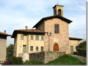 L'antica chiesetta con la bella facciata in pietra a vista
