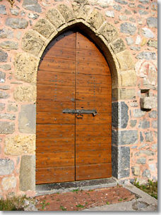 Il bel portale a sesto acuto in pietra