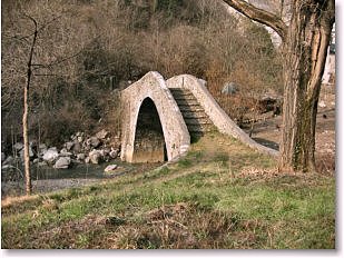L'antco ponte medievale  del Cappello, all'ingresso della Valle Brembilla, da dove parte la Strada Taverna