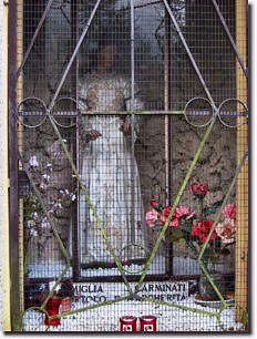 Santella con statua della Madonna vestita 