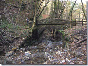 Antico ponte sul percorso dal  Santuario a Grumello