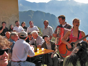 Musica e canti di montagna e non solo con Cate e Sergio...in compagnia e allegria -  foto Piero Gritti 7 ott 07