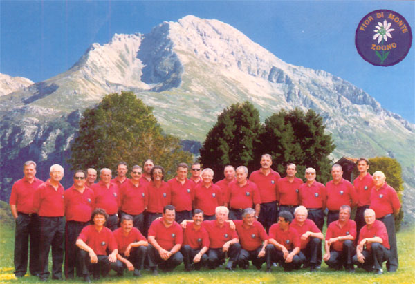 Una foto di qualche anno fa del Coro che posa con lo sfondo del Pizzo Arera