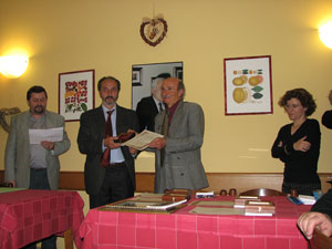 Premiata l'insegnante Flori Arioli di Piazza Brembana; ritira il premio il prof. Michele Jagulli