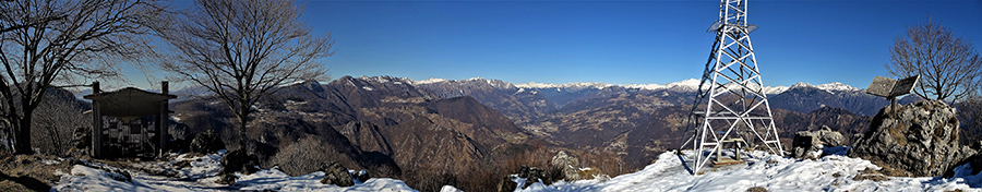 Panorama in e dalla vetta del Monte Zucco (1285 m)