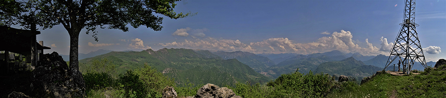 Dal Monte Zucco (1232 m) ampia vista panoramica verso le Orobie di Val Brembana