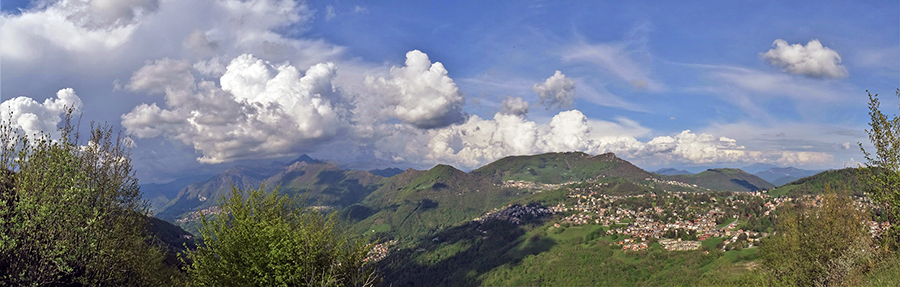 Vista panoramica su Altopiano Selvino-Aviatico e sue montagne dalle alture di Salmezza