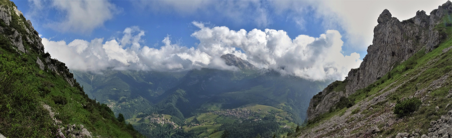 Dal canalone di salita al Col dei Brassamonti vista in Conca di Oltre il Colle e i suoi monti