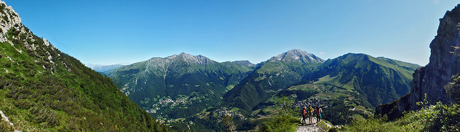 Panoramica salendo in Alben sulla Conca di Oltre il Colle ed i suoi monti
