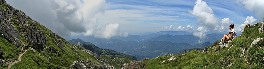 Sul sent. 502 in salita dal Passo La forca a Cima Alben con vista sulla bassa Val Serina