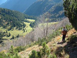Sul sentiero dal Passo della Marogella in vista del Rif.Alpe Corte - foto  Piero Gritti