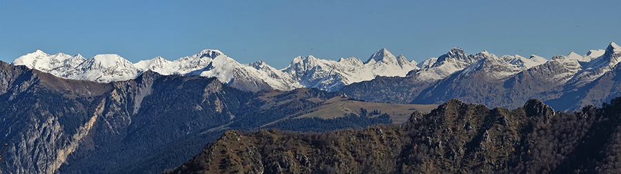 Vista panoramica zoomata verso le Alpi Orobie con le più alte cime innevate