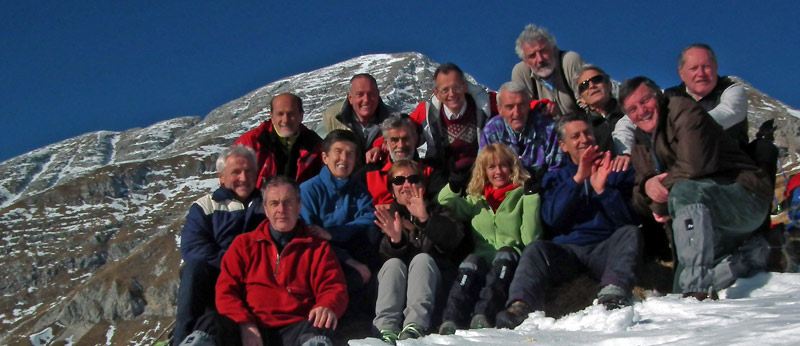 Foto di gruppo al Passo-Baita Camplano con l'Arera da sfondo