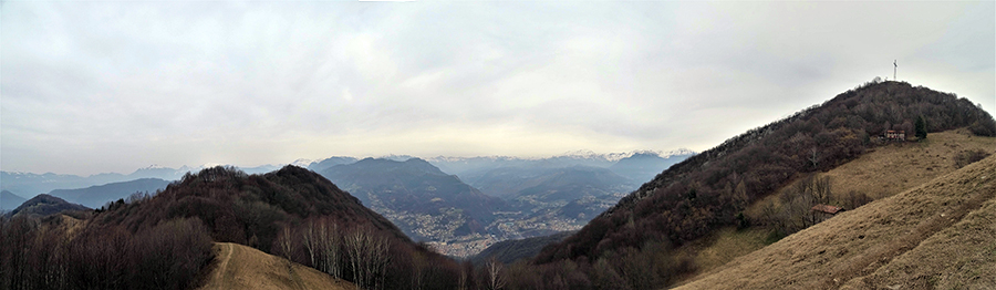 Vista sul Colle di Sant'Anna a sx, su Zogno al centro, sulla cima del Canto Alto a dx