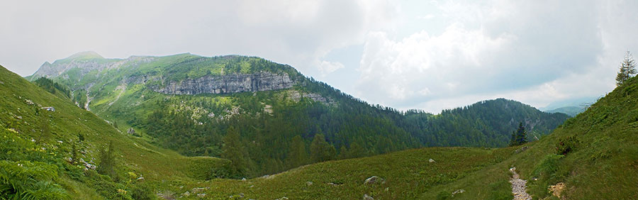 Panoramica su quasi tutta la cresta di salita del Monte Cavallo, parallela alla Val Terzera