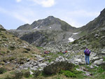 Escursionisti nei pressi dei Laghi del Porcile con vista sul monte Valegino