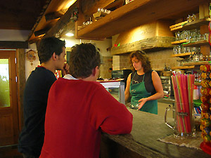 L'accogliente bar del Ristoro Montebello 