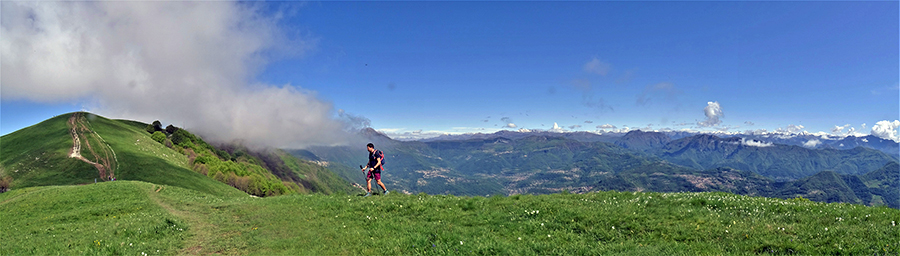 In salita dai verdi pratoni alla vetta del Linzone (1392 m) con vista sulla Valle Imagna e verso le Orobie