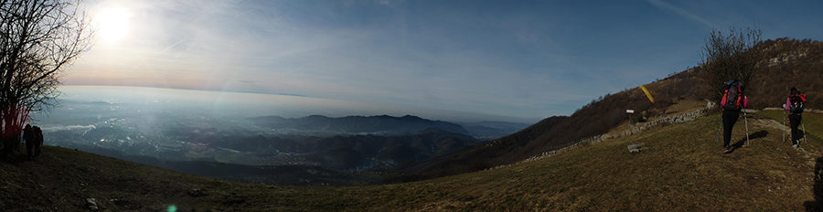 Salendo sul sentiero 571 al Monte Linzone panoramica vista sulla pianura
