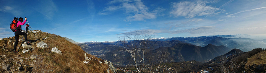 Dalla cresta del Linzone panoramica vista verso la Valle Imagna, le Prealpi e Alpi Orobie