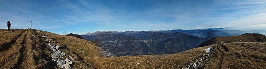 Dalla vetta del Linzone vista panoramica verso Valli Imagna,Brembilla, Brembana, Prealpi ed Alpi Orobie