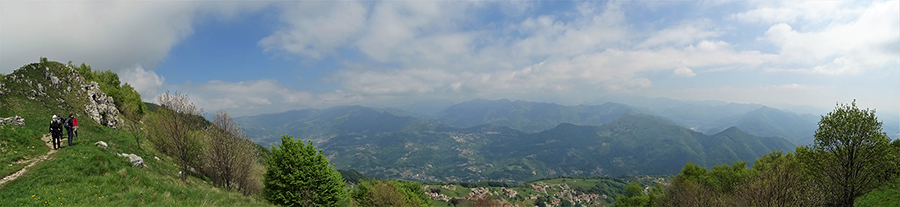 Salendo in Linzone vista panoramica verso Valle Imagna e Orobie