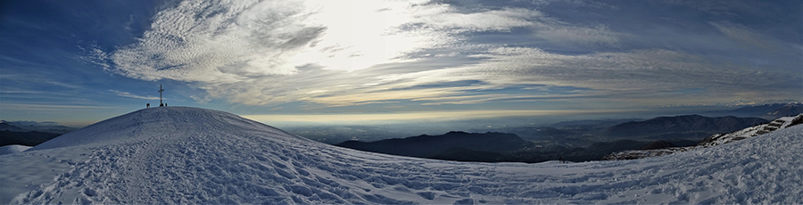 Vista panoramica verso la cima del Linzone a sx e la pianura a dx