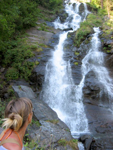 La bellissima  cascata di Val Sambuzza sulla strada per il  Rif. Longo e Calvi