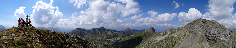 Dal Monte Pese Gerna (2562 m) panoramica a nord-ovest verso Valsambuzza, Corno Stella, Zerna, Masoni e lontano Alpi Retiche