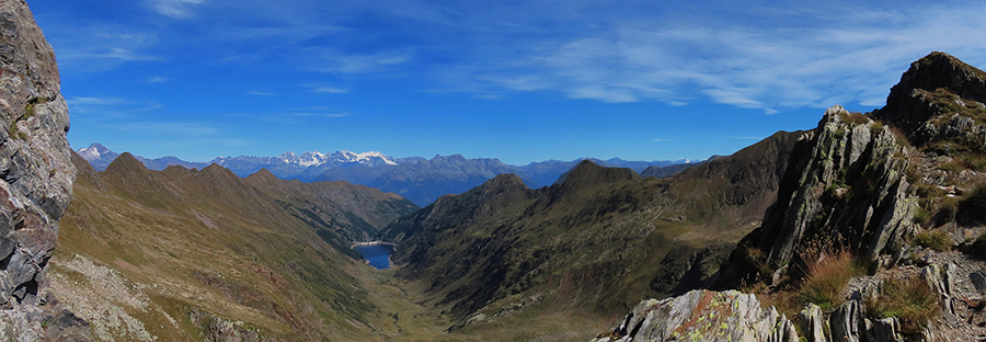 Da quota 2509 m bella vista sulla Val Venina, il suo lago e verso la Valtellina e le Alpi Retiche