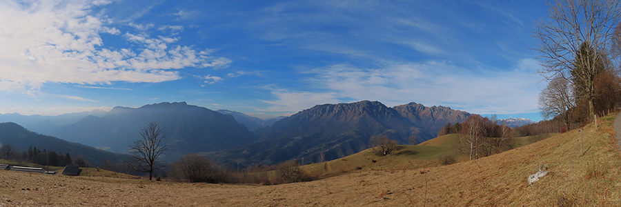 Salendo in auto da Dossena a Lavaggio vista panoramica sulla conca di S. Giovanni Bianco e i suoi monti