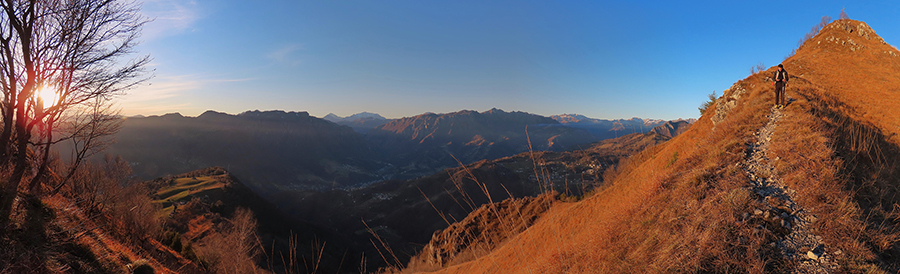Dall'anticima sud del Monte Gioco la media Valle Brembana e le sue bellissime montagne verso il tramonto