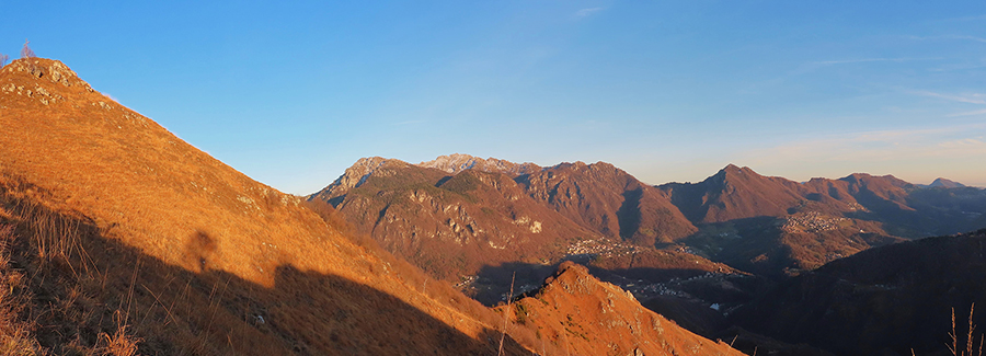 Dall'anticima sud del Monte Gioco l'alta Val Serina e le sue bellissime montagne verso il tramonto