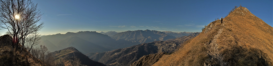 Salendo sul Monte Gioco dall'anticima sul sent. 598 con vista sulla Val Brembana