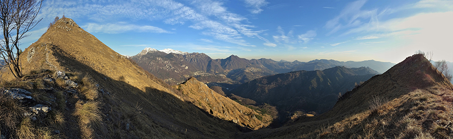 Dal colletto tra l'anticima sud e la cima del Monte Gioco (1366 m) vista verso la media Val Serina