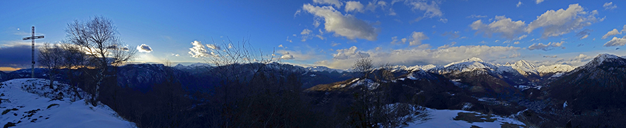 Dalla vetta del Monte Gioco (1366 m) panorama sulla media Val Brembana e alta Val Serina