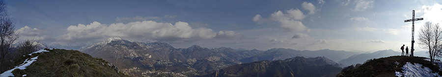 Alla croce di vetta del Monte Gioco (1366 m)