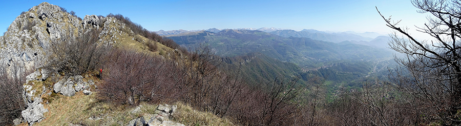 In cresta sul sent. 588 dal Monte Ocone (1363 m) alla Corna Camozzera (1452 m) con vista sulla Valle Imagna