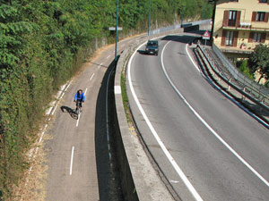 Ciclovia e strada provinciale corrono affiancate - foto Piero Gritti 15 ott 07