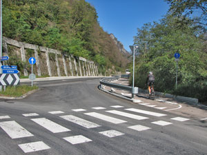 La ciclovia si riaffianca all provinciale in località La Goggia verso i iani di Scalvino - foto Piero Gritti 15 ott 07