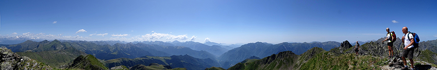 In vetta al Ponteranica or. (2378 m) panorama verso la Val Brembana e le sue montagne