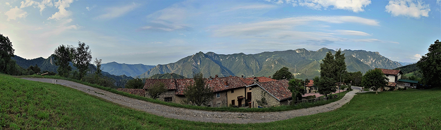 Salvarizza (923 m) , piccola frazione di San Pellegrino Terme, sopra Santa Croce 