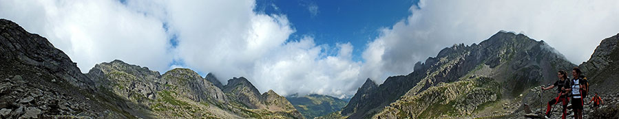 Scendendo dalla Bocca di Trona (2256 m.) sul sentiero pwer il Lago Rotondo (2256 m.)