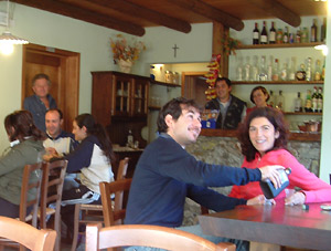 La chiesina di Maria Assunta  (in alto l'Albergo del Sole)