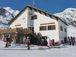 La baita del Camoscio affollata di sciatori  