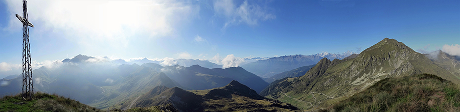 Dal Pizzo delle segade vista panoramica verso il Fioraro a dx e la Valle del Bitto di Albaredo, la Valtellina e le Alpi Retiche a sx