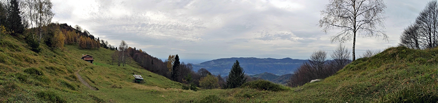 Pianoro dell'Alpe Foldone con vista verso il Foldone e la Valle Imagna
