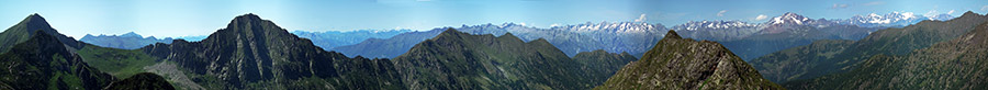 Panoramica verso la valle e i monti di Budria e le Api Retiche