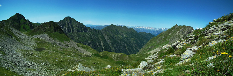Panoramica salendo al Monte Tartano verso monti e Valle di Budria