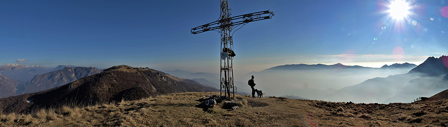 Alla elaborata croce di vetta dello Zuc de Valmana (1546 m) vista panoramica